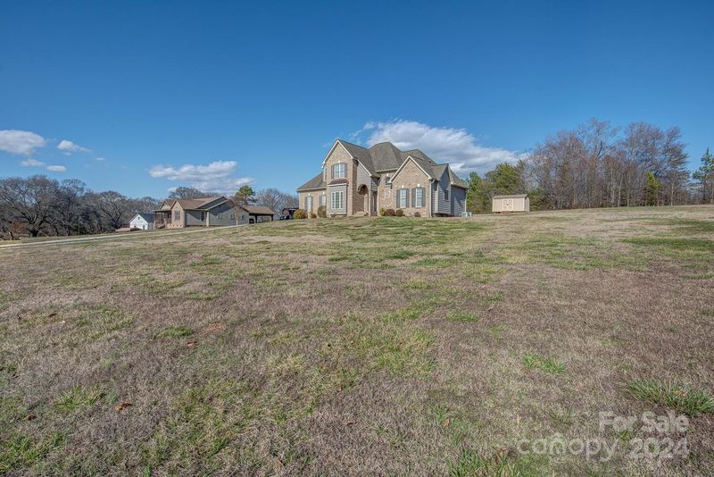 822 Springs Rd, Dallas, NC 28034