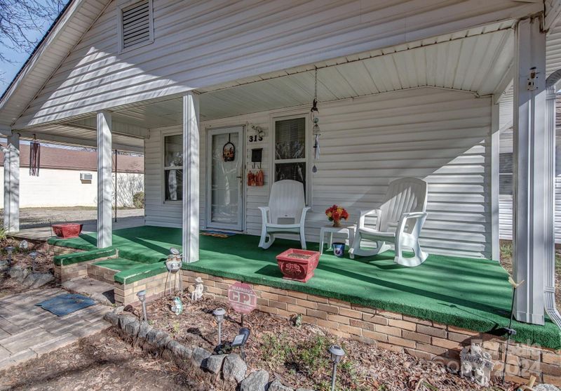 313 Derr St, Stanley, NC 28164