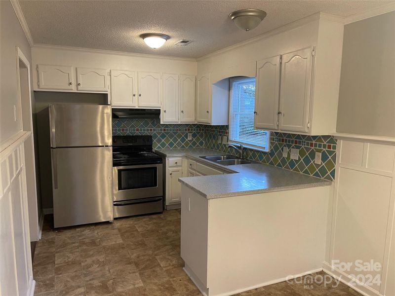 8540 Brookstead Dr, Charlotte, NC 28215