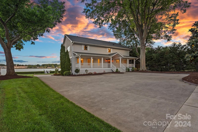 18001 Whispering Oaks Dr, Cornelius, NC 28031