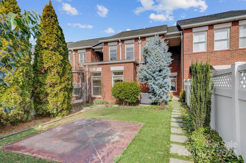 17 14th Avenue Pl NW, Hickory, NC 28601