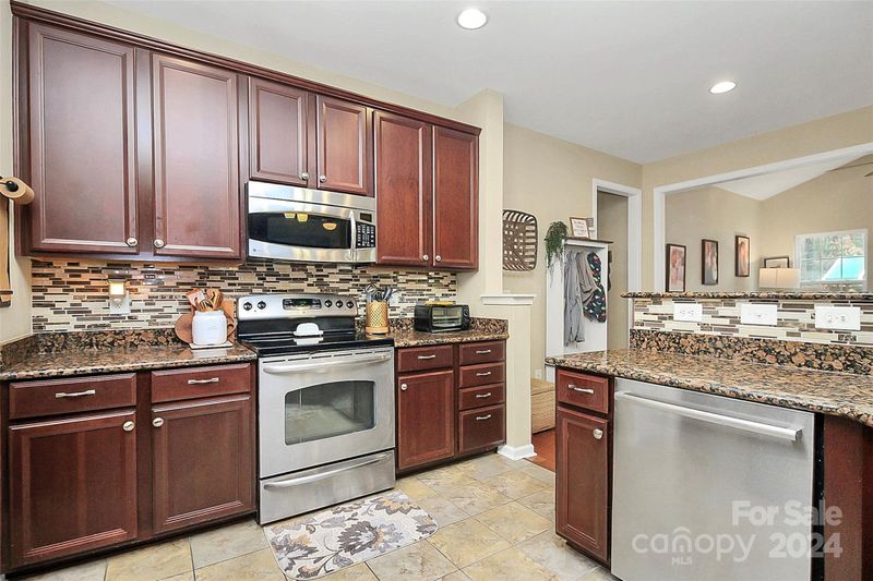 305 Hydrangea Dr, Lake Wylie, SC 29710