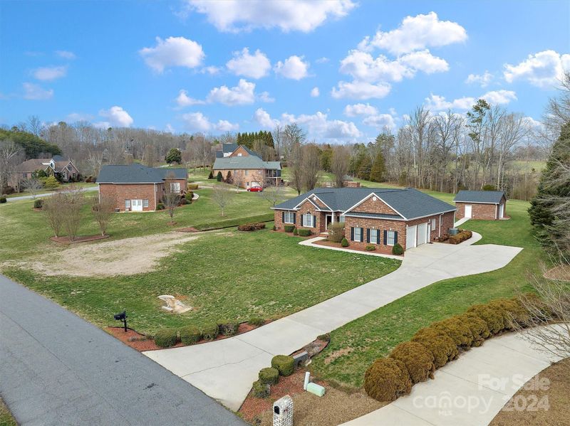 1164 Daisy Ln, Hickory, NC 28602