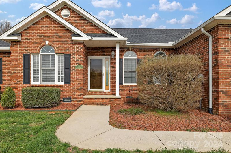 1164 Daisy Ln, Hickory, NC 28602
