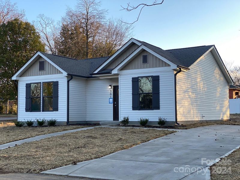 301 W Second St, Lowell, NC 28098