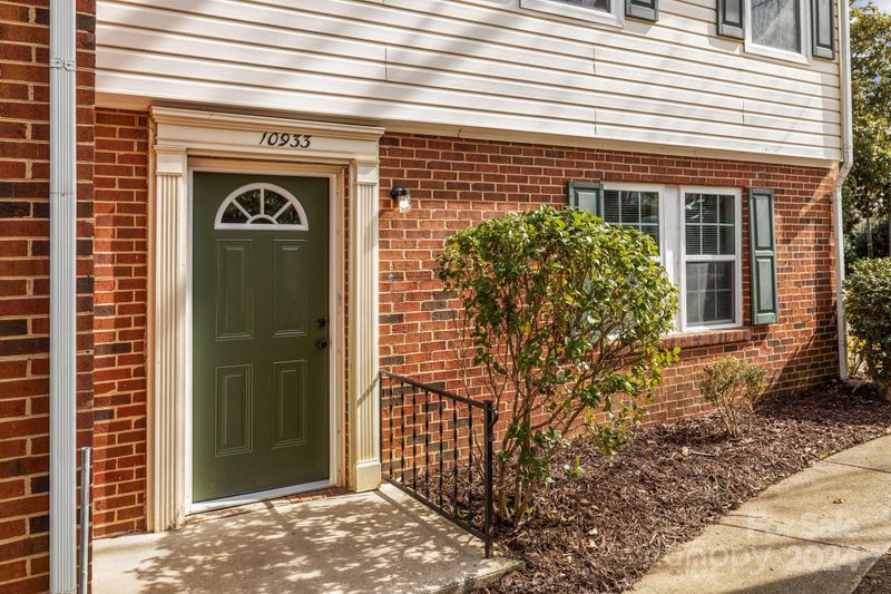 10933 Park Rd, Charlotte, NC 28226