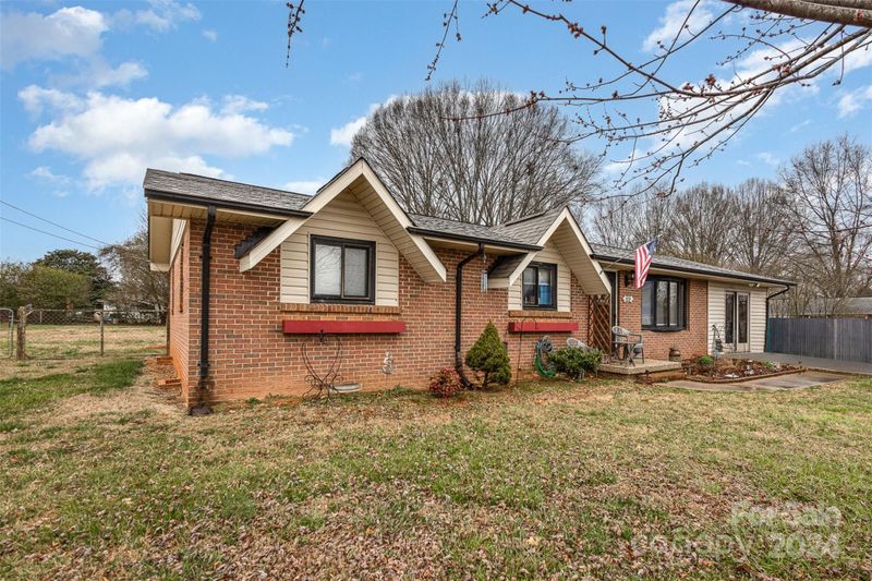 5231 Hall St, Conover, NC 28613