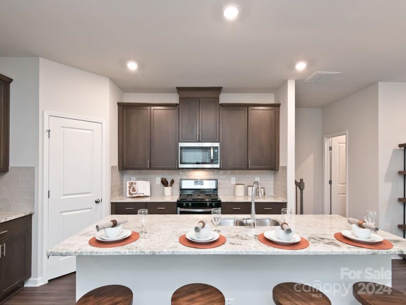 1101 Plumcrest Dr, Charlotte, NC 28216