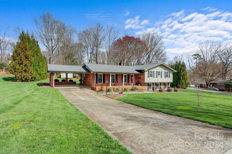215 6th St NE, Conover, NC 28613
