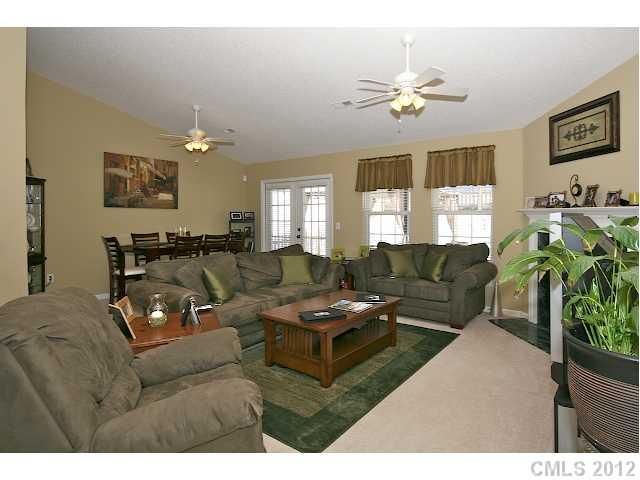 6120 Hidden Meadow Ln, Charlotte, NC 28269