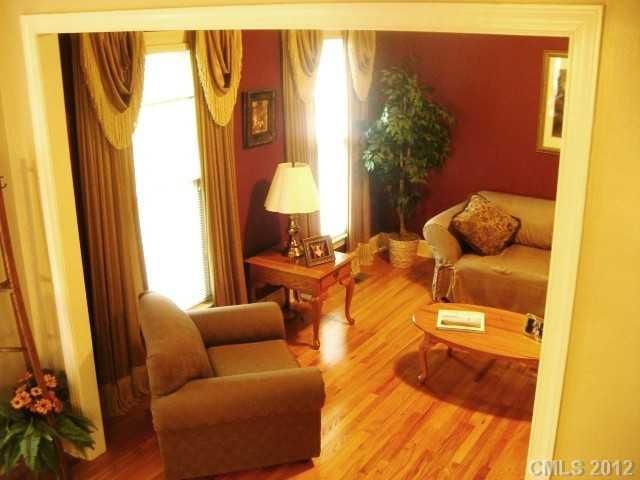 4041 NE Pinecrest Dr, Hickory, NC 28601
