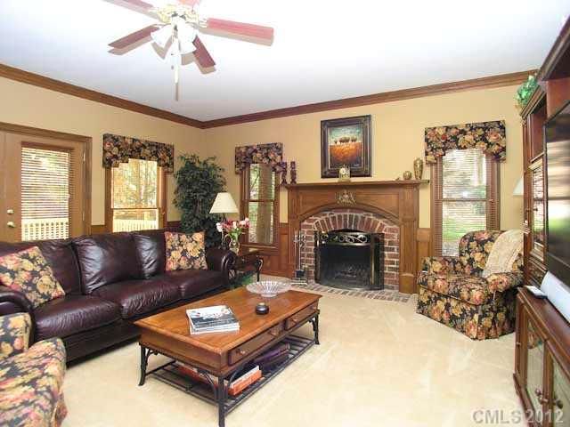 801 Amanda Dr, Matthews, NC 28104