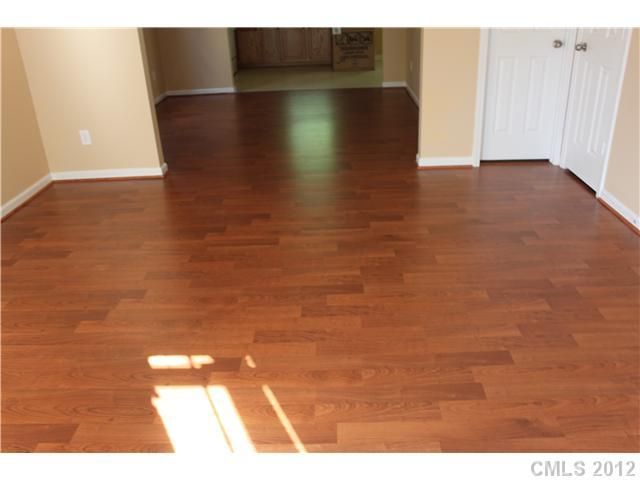 1211 Pinehaven Ct, Charlotte, NC 28215