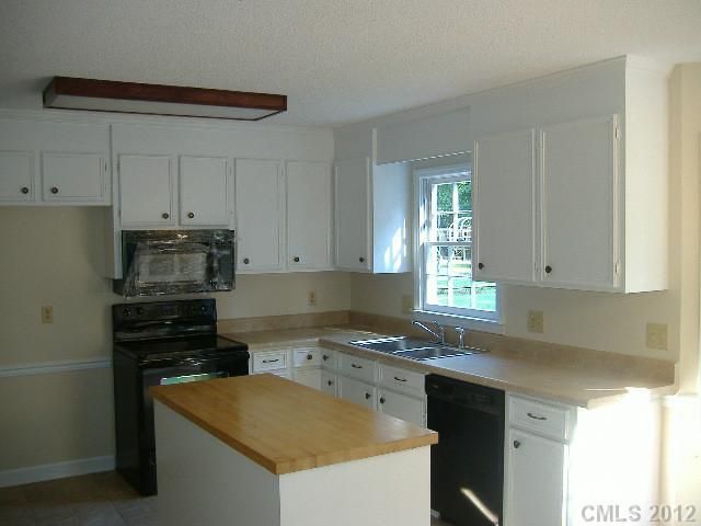 2136 Light Brigade Dr, Matthews, NC 28105