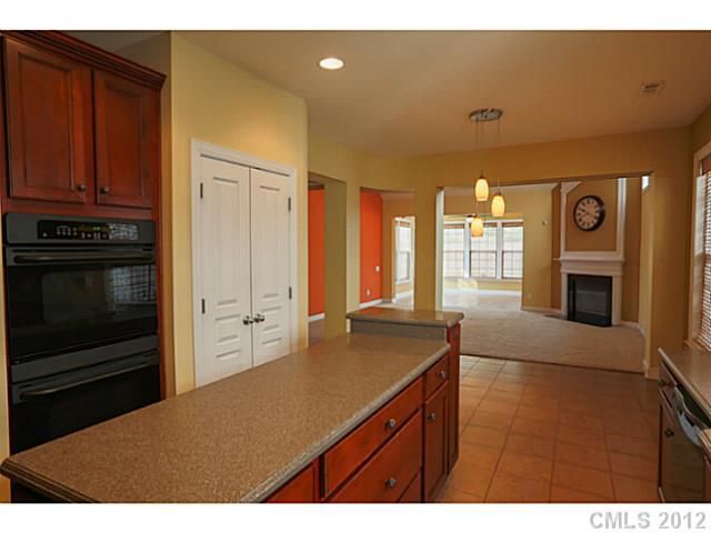 9509 Ridgeforest Dr, Charlotte, NC 28277