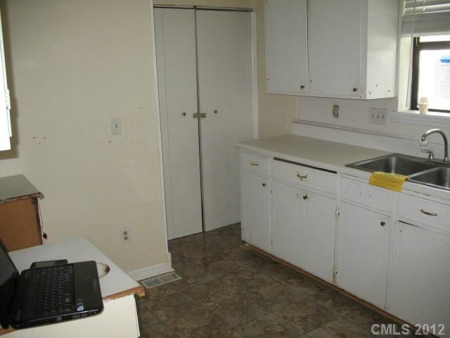 5201 Rolling Oak Ln, Charlotte, NC 28227