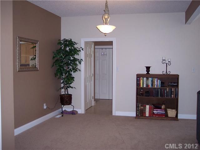 1293 White Pond Dr, Gastonia, NC 28056