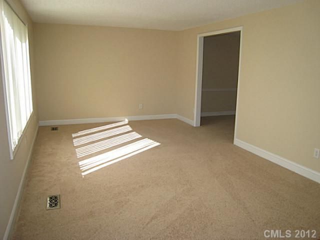 9245 Raintree Ln, Charlotte, NC 28277