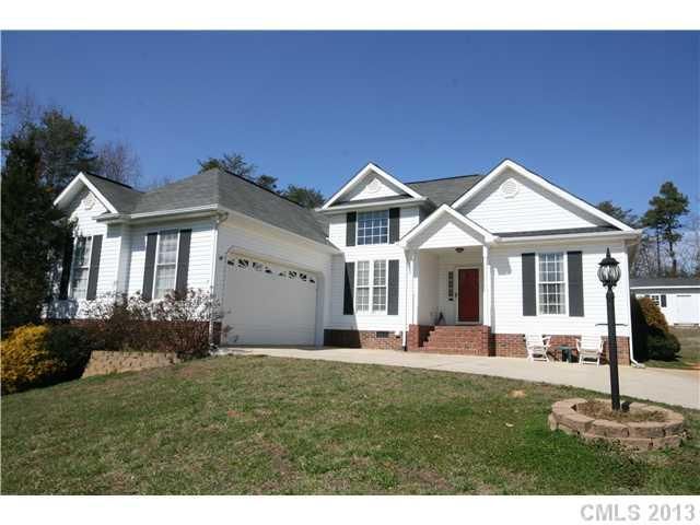 126 Hunters Pointe Dr, Dallas, NC 28034