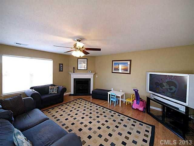 15435 Lakepoint Forest Dr, Charlotte, NC 28278