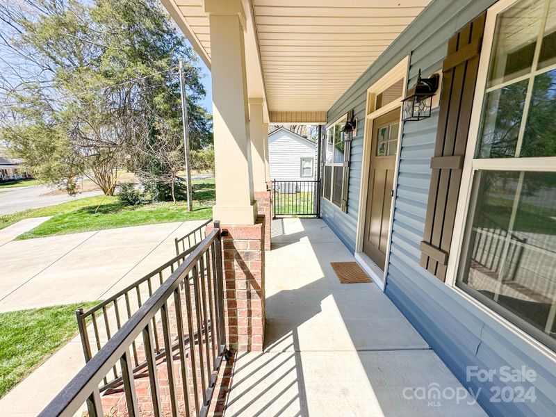 614 Lakeview Dr, Lowell, NC 28098