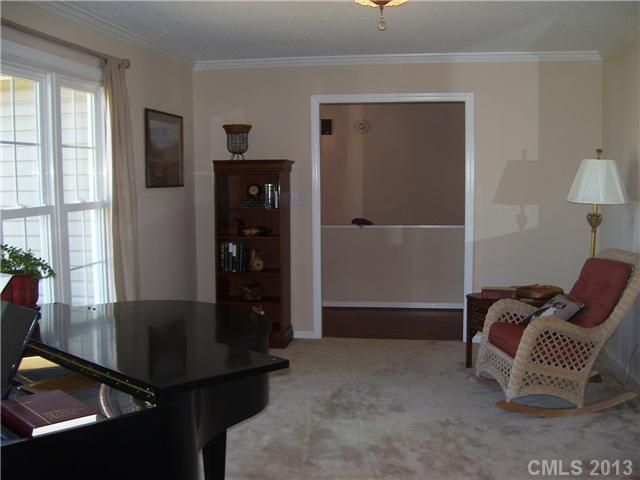 1051 Obarr Dr, Gastonia, NC 28054