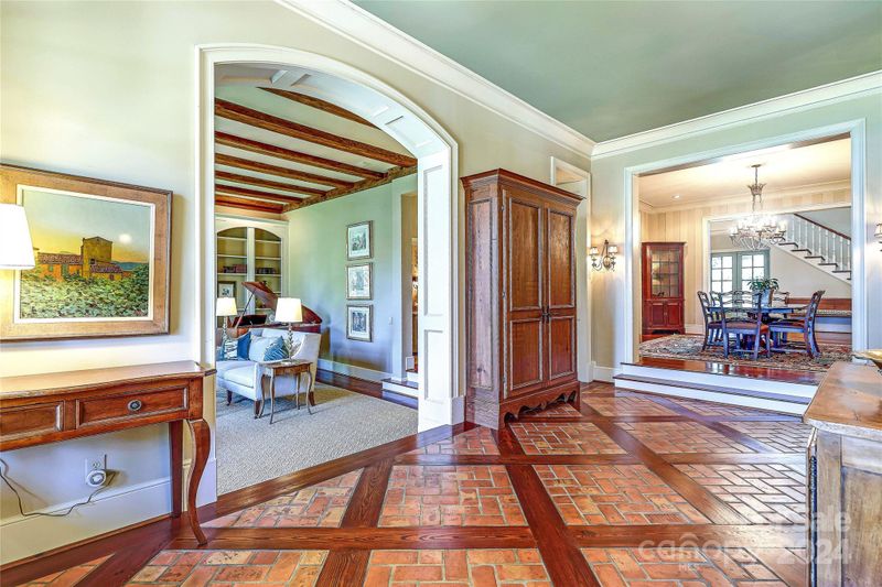 219 Cherokee Rd, Charlotte, NC 28207