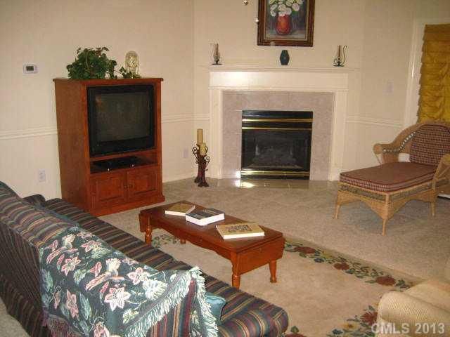 1271 Springlake Dr, Gastonia, NC 28054