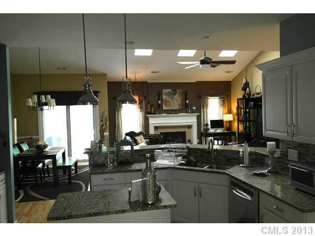 6900 Ravencrest Dr, Charlotte, NC 28269
