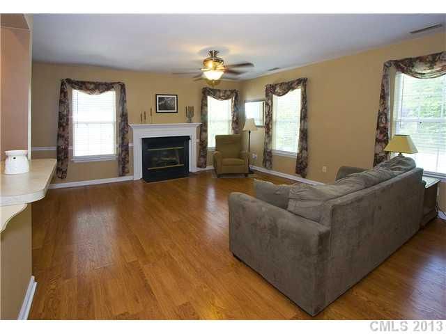 5432 River Falls Dr, Charlotte, NC 28215