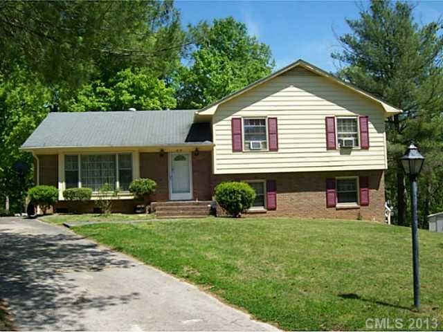 319 Oshanta Ct, Charlotte, NC 28270