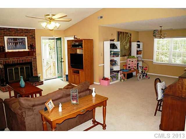 1147 Thornsby Ln, Matthews, NC 28105