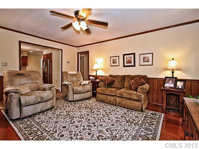 3912 Meadowridge Dr, Charlotte, NC 28226