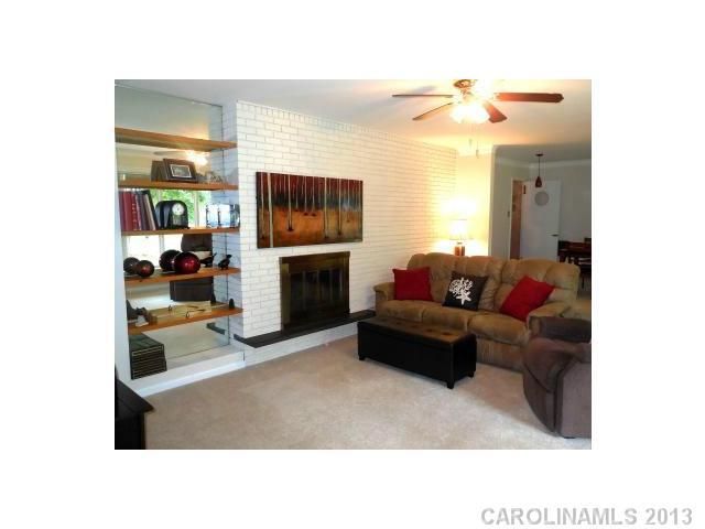700 Sandridge Rd, Charlotte, NC 28210