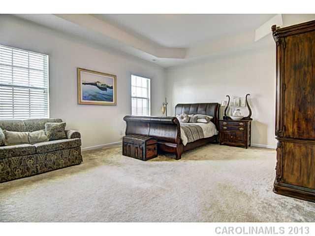 9740 Ridgeforest Dr, Charlotte, NC 28277