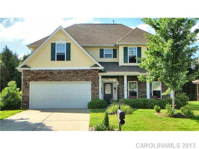 15519 Lakepoint Forest Dr, Charlotte, NC 28278