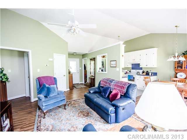 976 Creekside Dr, Lincolnton, NC 28092