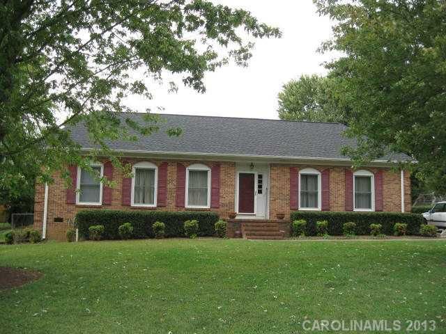912 Forestbrook Dr, Gastonia, NC 28056