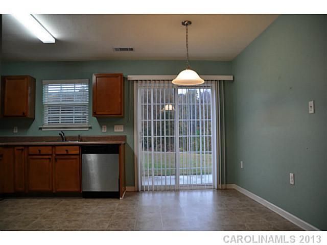 1421 River Run Dr, Lowell, NC 28098
