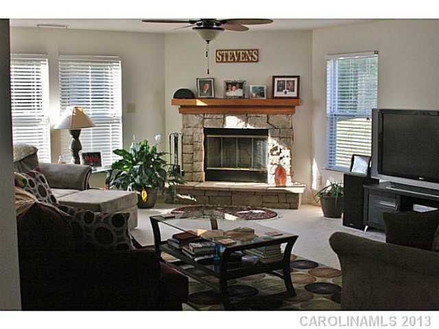 992 Capetown Ln, Clover, SC 29710