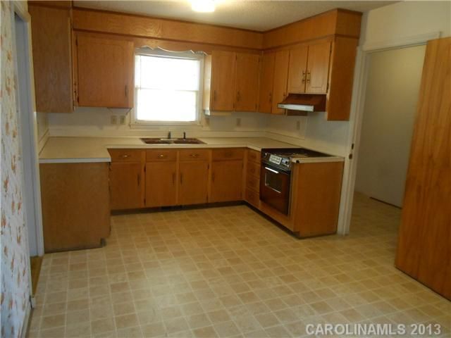7420 Shadowcrest Dr, Charlotte, NC 28217