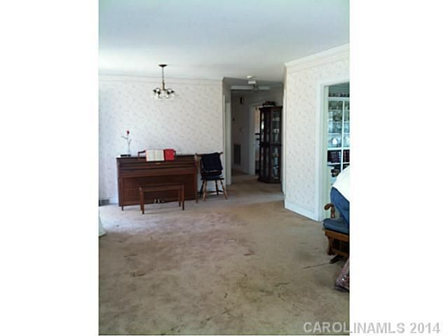 1042 Watts Dr, Charlotte, NC 28216
