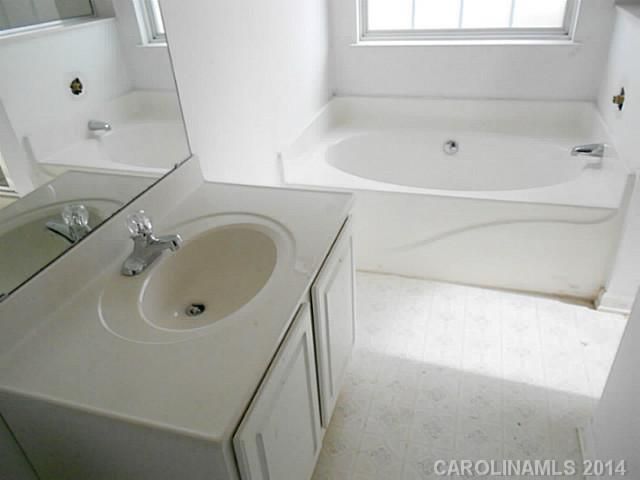 3625 Silver Ore Ln, Charlotte, NC 28216
