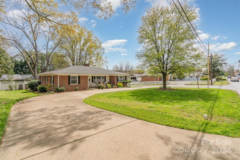 435 S Main St, Stanley, NC 28164