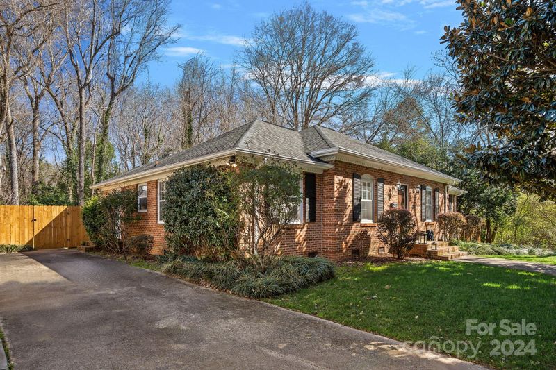1218 Erinshire Rd, Charlotte, NC 28211