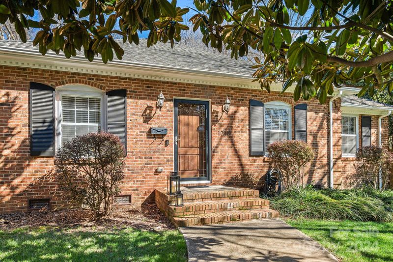 1218 Erinshire Rd, Charlotte, NC 28211