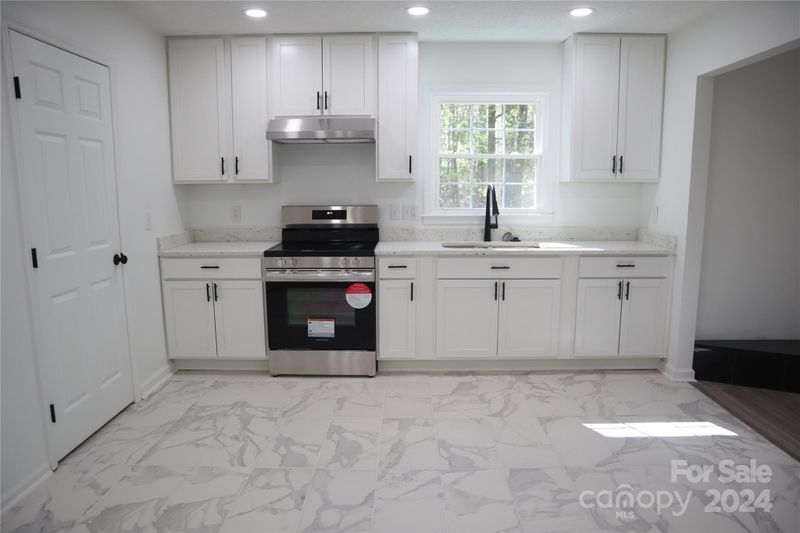 829 E John St, Charlotte, NC 28105