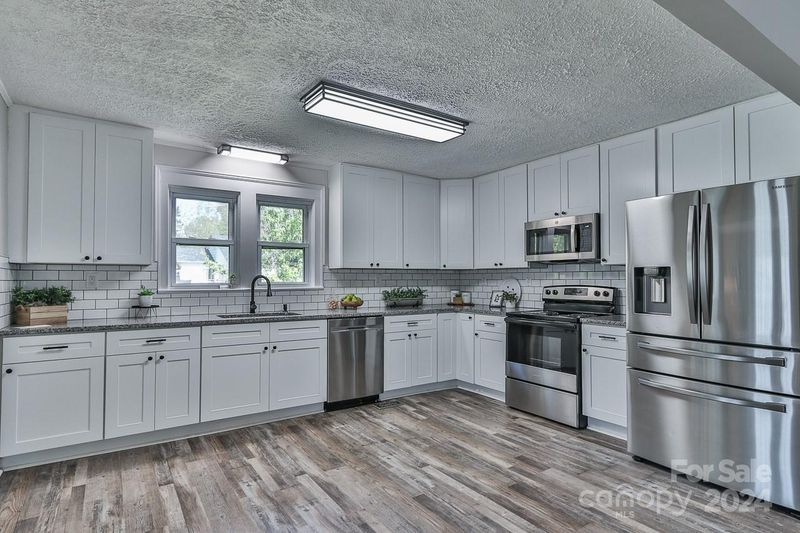 1198 2nd St SE, Hickory, NC 28602