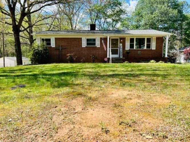 1807 27th Street Pl, Hickory, NC 28601