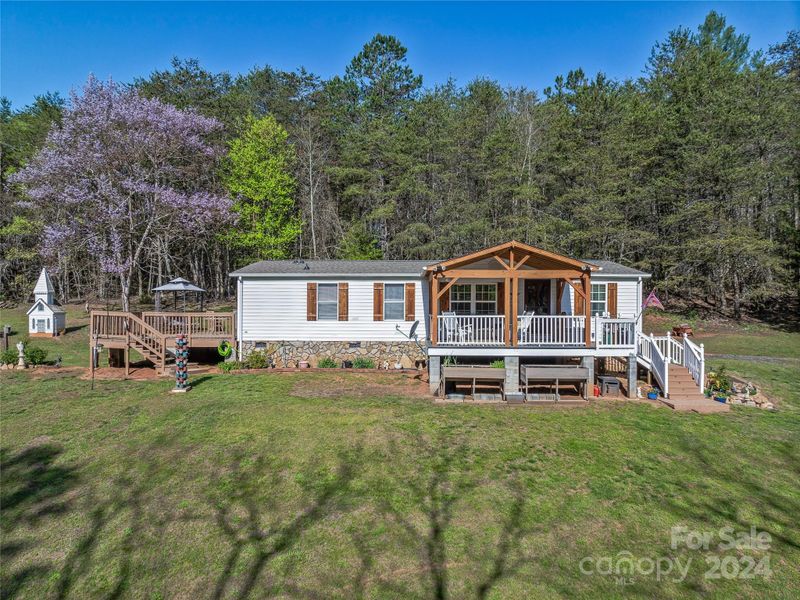 7523 White Pine Dr, Hickory, NC 28602